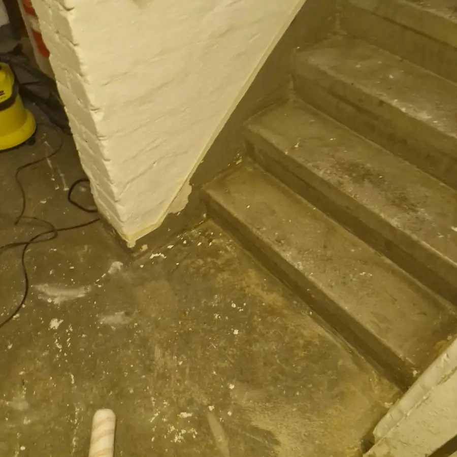 Kellertreppe vorher